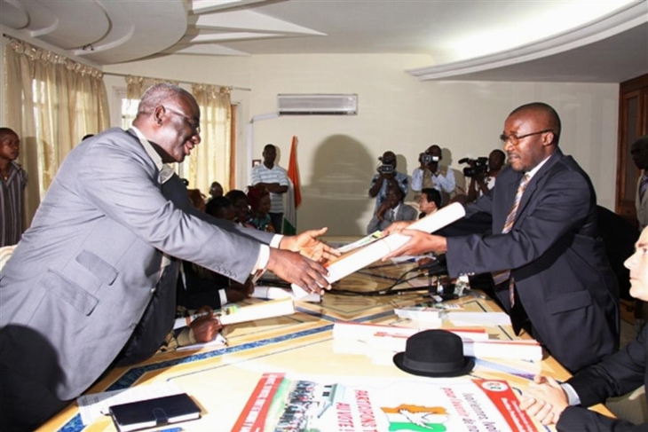 Elections apaisées: La CEI remet des affiches et des prospectus à des ONG pour la sensibilisation